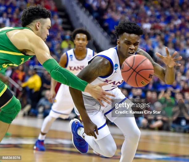 Oregon forward Dillon Brooks, left, pressures Kansas guard Lagerald Vick in the first half in the NCAA Tournament's Midwest Region final at the...