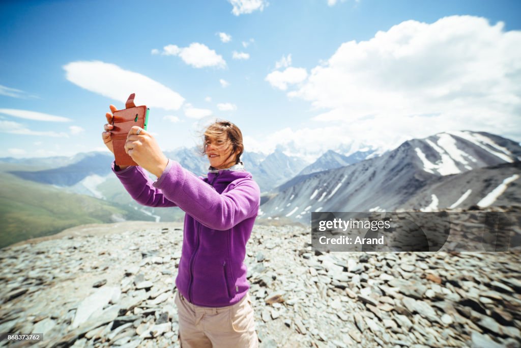 Mujer joven excursionismo