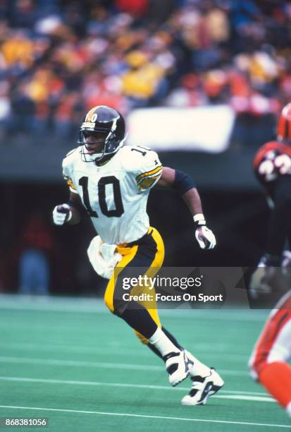 Kordell Stewart of the Pittsburgh Steelers runs with the ball against the Cincinnati Bengals during an NFL football game November 10, 1996 at...