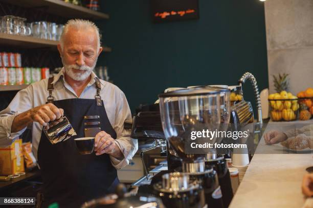 hij heeft jarenlange ervaring - man in bar stockfoto's en -beelden