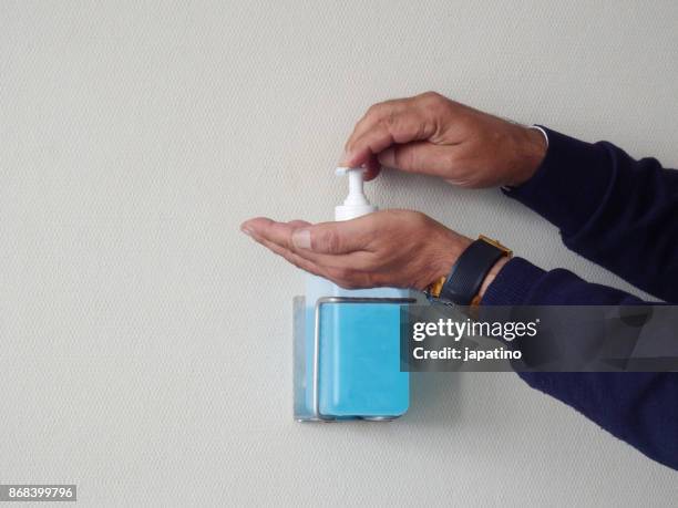 cleaning hands with disinfectant liquid - antiseptic wipe stockfoto's en -beelden