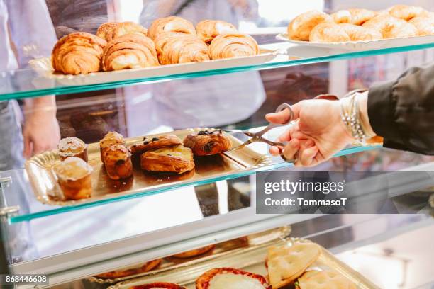 portion croissants - präsentation hinter glas stock-fotos und bilder