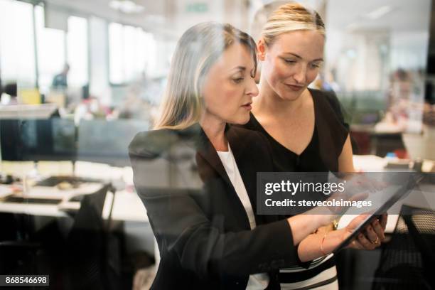 teamwork - mature business woman digital tablet corporate professional stockfoto's en -beelden