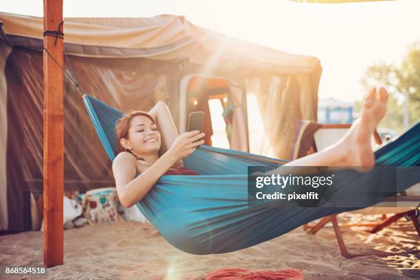 entspannung und kommunikation - smartphone vacation stock-fotos und bilder
