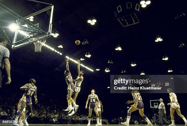 Wilt Chamberlain Kareem Abdul Jabbar Photos And Premium High Res Wilt Chamberlain Kareem Abdul Jabbar Photos And Premium High Res