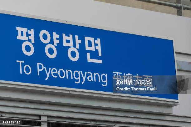 signer pour train à pyeongyang en corée du nord - panmunjom photos et images de collection