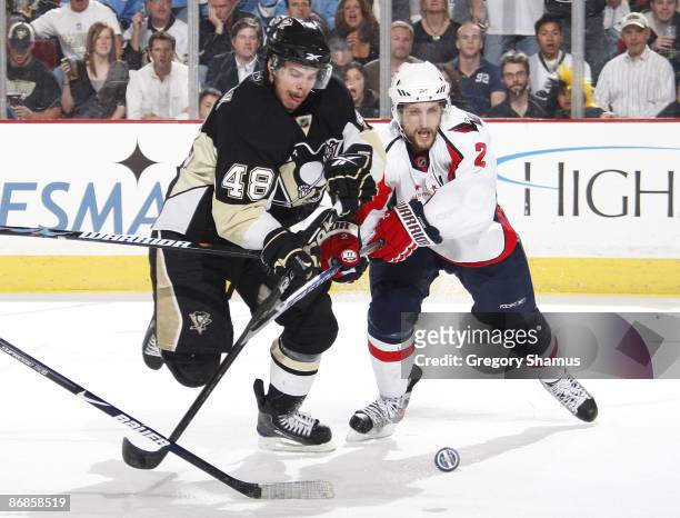 Tyler Kennedy of the Pittsburgh Penguins battles for the puck against Brian Pothier of the Washington Capitals during Game Four of the Eastern...