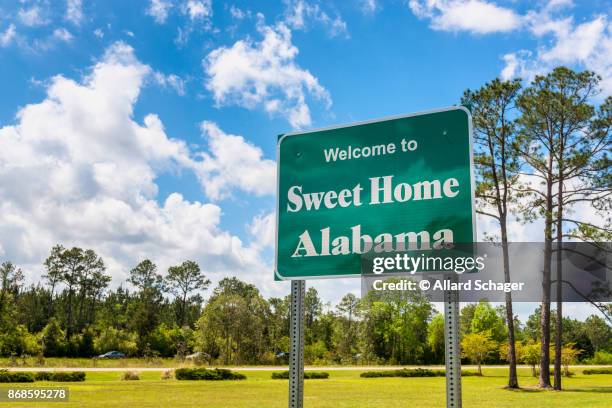 welcome to sweet home alabama road sign in alabama usa - sinal de boas vindas - fotografias e filmes do acervo