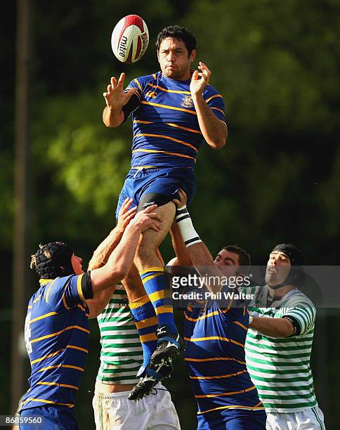 Blair Urlich of Takapuna passes the ball in the lineout during the match between Takapuna and North Shore held at Onewa Domain on May 9, 2009 in...