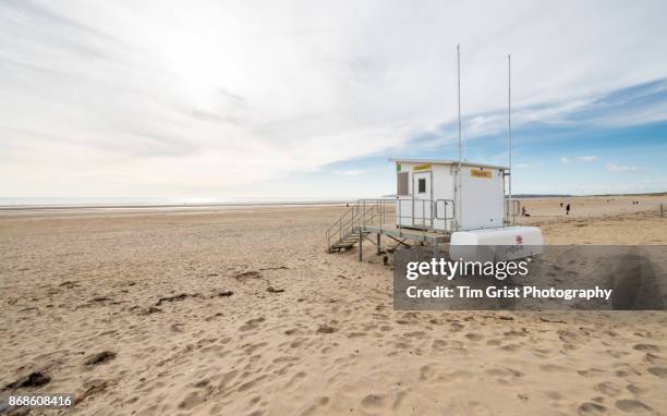 rnli lifeguard hut, camber sands - beach rescue aerial stock-fotos und bilder