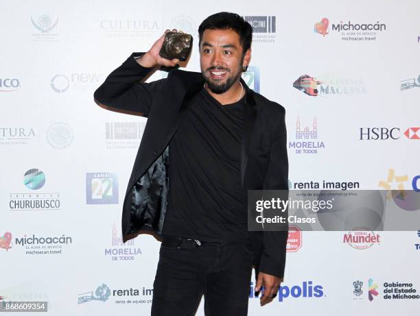 Actor Pedro Hernandez poses with his award for the performance in the film 'Sinvivir' during the red carpet of the Closing Ceremony as part of the VX...