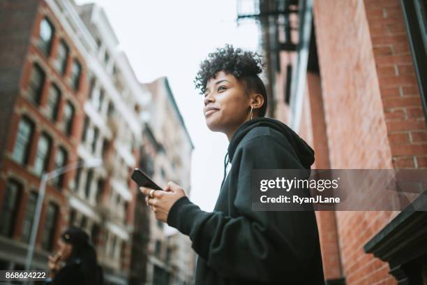 junge frau genießen stadtleben in new york - people city stock-fotos und bilder