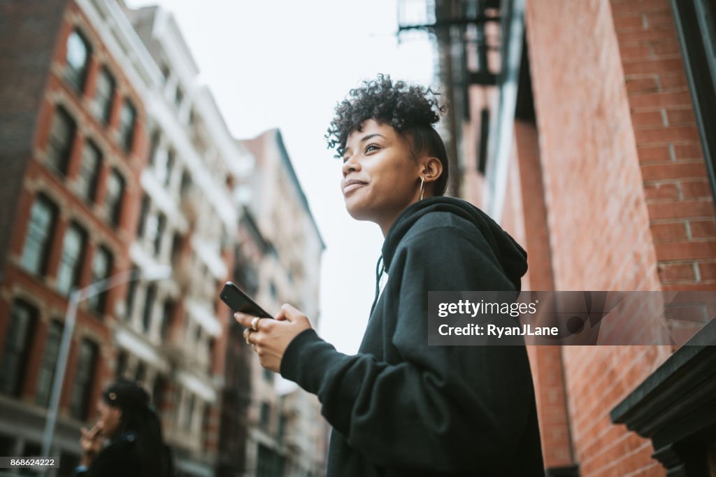 Jonge vrouw genieten van het stadsleven in New York