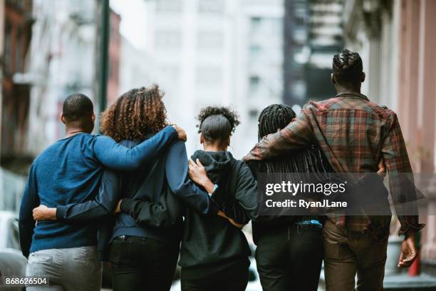 vrienden genieten van het stadsleven in new york - verwonderingsdrang stockfoto's en -beelden