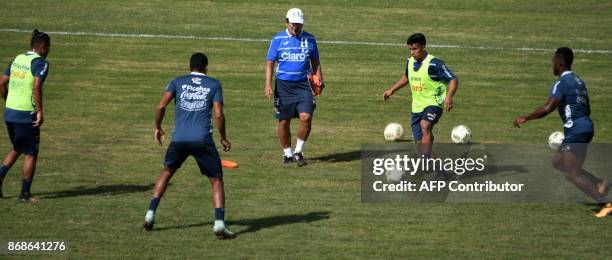 Colombian Jorge Luis Pinto Honduras' national soccer team coach, looks at his footballers during a training session at Carlos Miranda stadium in...