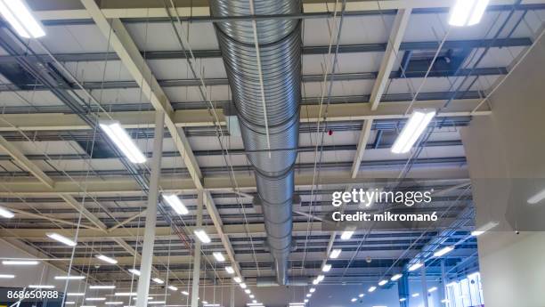 air conditioning ventilation ducts and light in building - ceiling light photos et images de collection