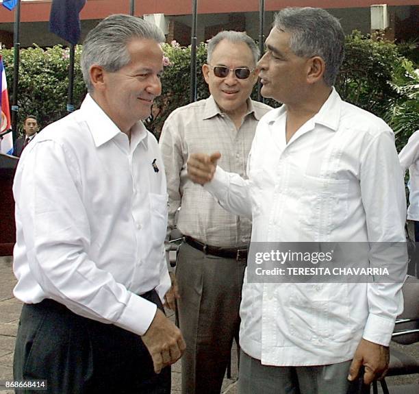 The president of Honduras Ricardo Maduro greets Assad Shamon, minister of international relations of Belice, observed by Dominador Kaiser, second...