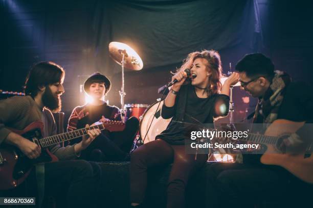 rendimiento de banda - grupo de interpretación musical fotografías e imágenes de stock