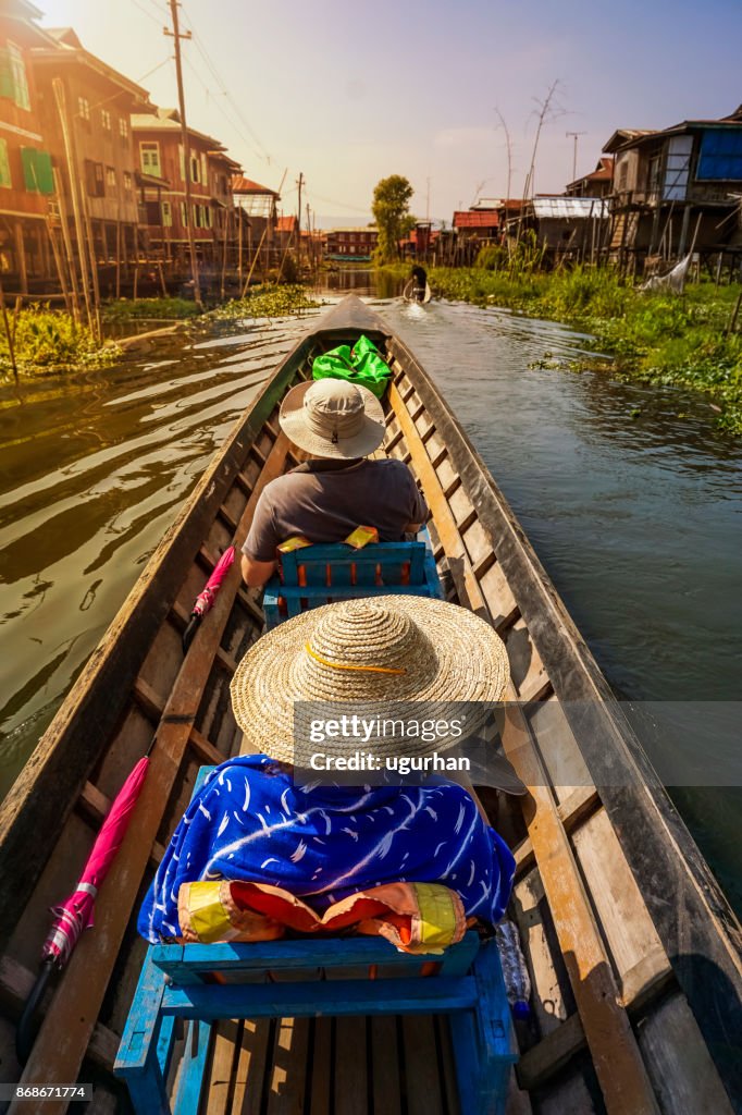 Barca turistica sul lago Inle, Myanmar