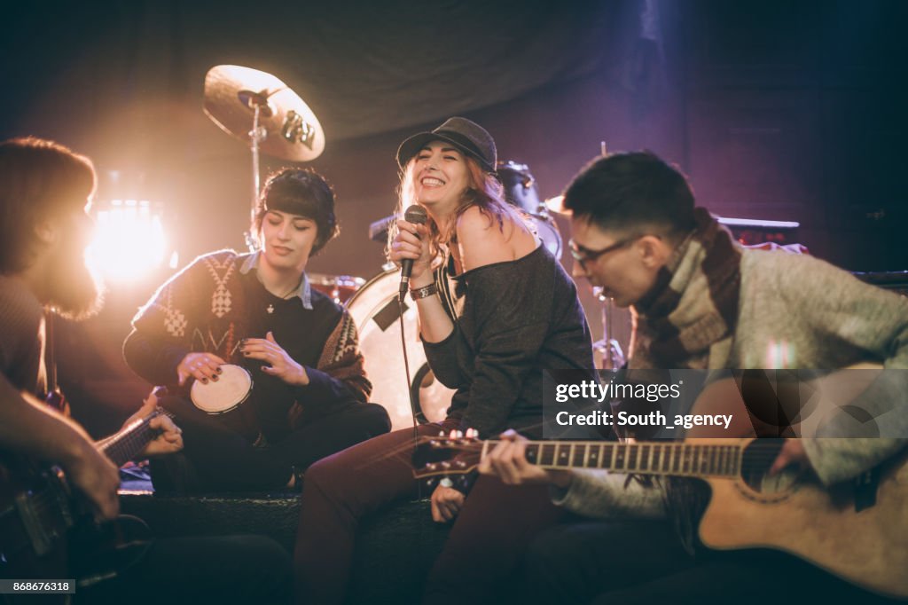 Rock-Band auf der Bühne