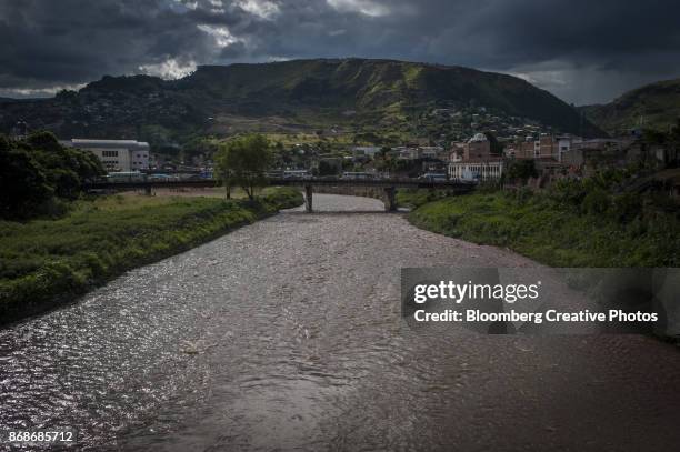 the choluteca river is seen from downtown tegucigalpa, honduras - honduras fotografías e imágenes de stock