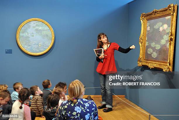 Guide comments paintings to children during a visit on May 2009 at the Impressionnists new Museum in Giverny, West of Paris, Normandy, of an...