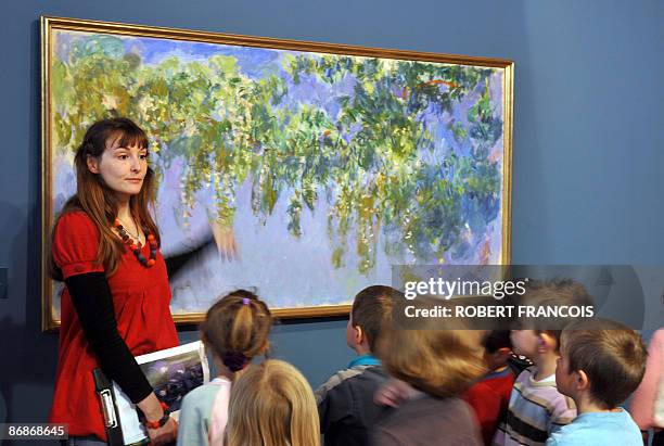 Guide comments paintings to children during a visit on May 2009 at the Impressionnists new Museum in Giverny, West of Paris, Normandy, of an...