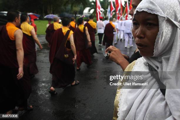 Muslim lokal waching the procession on Vesak Day, commonly known as 'Buddha's birthday', at the Borobudur Mahayana Buddhist monument on May 9, 2009...