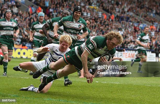 Sam Vesty of Leicester dives over to score the second try during the Guinness Premiership semi final match between Leicester Tigers and Bath at the...