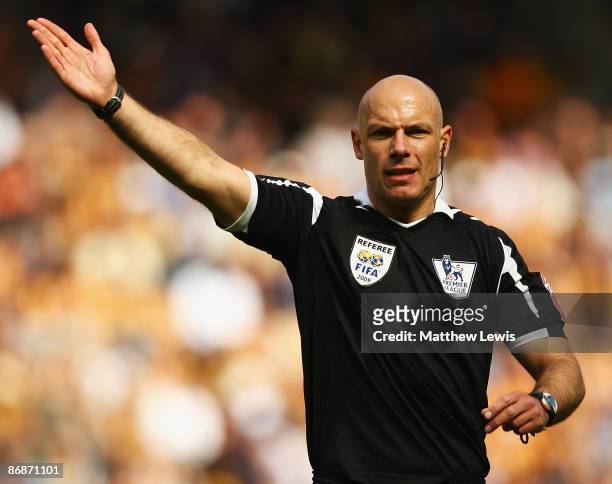 Referee Howard Webb in action during the Barclays Premier League match between Hull City and Stoke City at the KC Stadium on May 9, 2009 in Hull,...