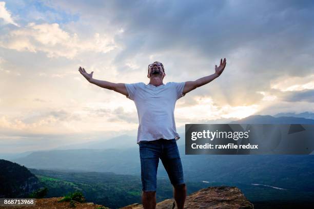 freedom - arms outstretched fotografías e imágenes de stock