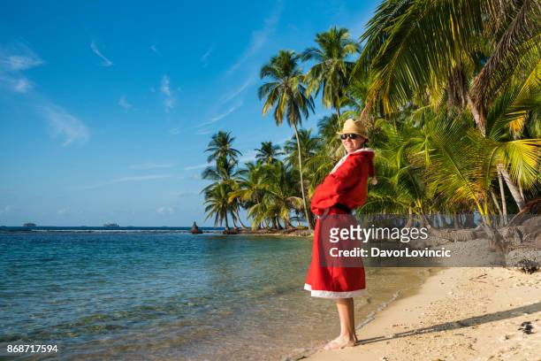 在加勒比看到納蘭霍奇科海灘島上在水中行走的聖誕老人關閉女人肖像 - caribbean christmas 個照片及圖片檔