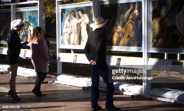 santa fe, nm: outdoor prado in santa fe art exhibit - espetáculo de arte imagens e fotografias de stock