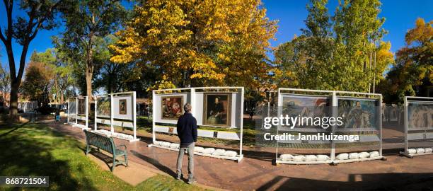 santa fe, nm: outdoor prado in santa fe art exhibit - espetáculo de arte imagens e fotografias de stock