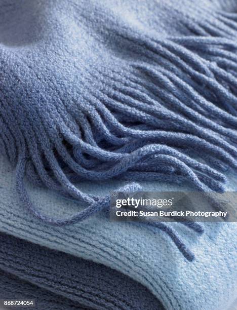 soft blue folded knit throw blanket close up - emmitouflé dans une couverture photos et images de collection