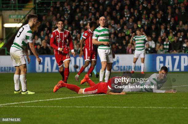 Javi Martínez of Bayern Munich scores his team's sec ond goal during the UEFA Champions League group B match between Celtic FC and Bayern Muenchen at...