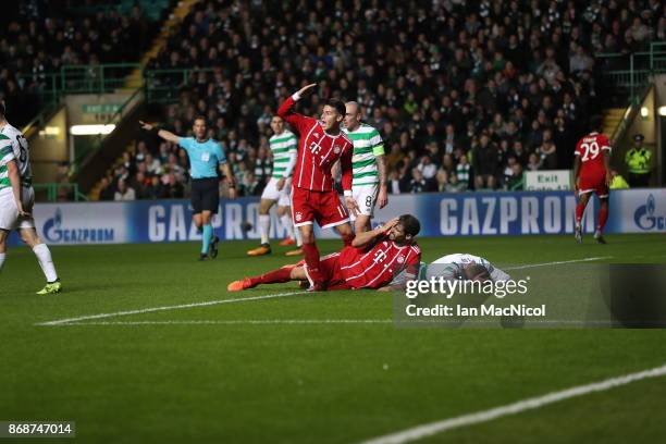 Javi Martínez of Bayern Munich scores his team's sec ond goal during the UEFA Champions League group B match between Celtic FC and Bayern Muenchen at...