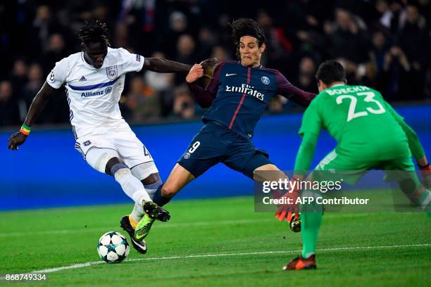 Paris Saint-Germain's Uruguayan forward Edinson Cavani vies for the ball with Anderlecht's Senegalese defender Serigne Mbodji and Anderlecht's...