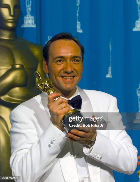 Actor Kevin Spacey holds his Oscar award for Best Supporting Actor for his role in "The Usual Suspects", March 25, 1996 in Los Angeles, California.
