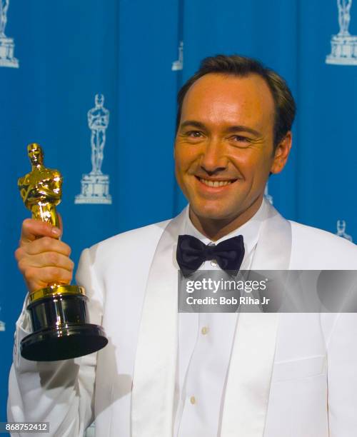 Actor Kevin Spacey holds his Oscar award for Best Supporting Actor for his role in "The Usual Suspects", March 25, 1996 in Los Angeles, California.