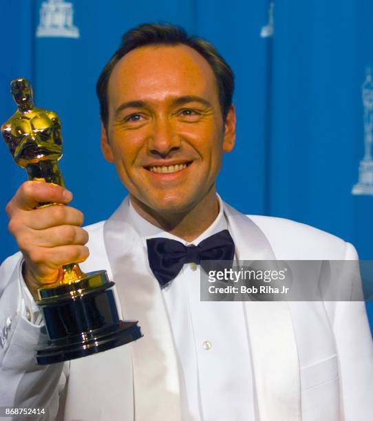 Actor Kevin Spacey holds his Oscar award for Best Supporting Actor for his role in "The Usual Suspects", March 25, 1996 in Los Angeles, California.