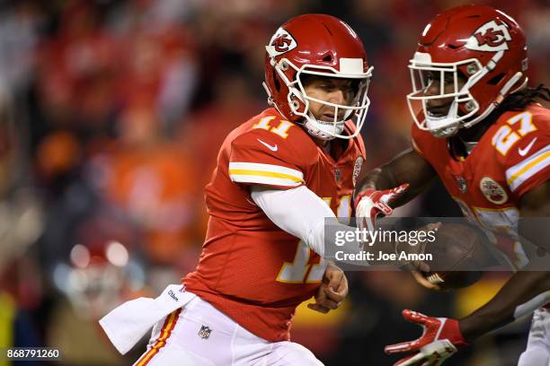 Kansas City Chiefs quarterback Alex Smith hands off to running back Kareem Hunt as the Denver Broncos take on the Kansas City Chiefs at Arrowhead...