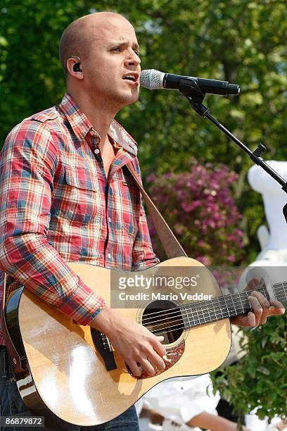 Milow performs a song during the live broadcast of the TV Show 'ZDF Fernsehgarten' at the ZDF TV gardens on May 10, 2009 in Mainz, Germany.