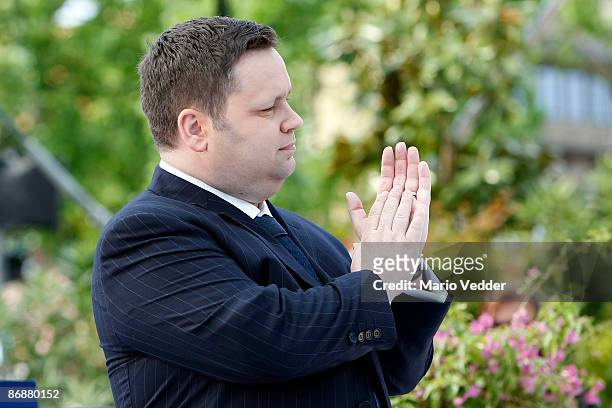 Paul Potts sings during the live broadcast of the TV Show 'ZDF Fernsehgarten' at the ZDF TV gardens on May 10, 2009 in Mainz, Germany.