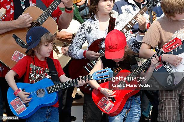 Kids play the guitar for a world record during the live broadcast of the TV Show 'ZDF Fernsehgarten' at the ZDF TV gardens on May 10, 2009 in Mainz,...