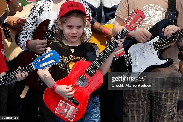 Kid playa the guitar for a world record during the live broadcast of the TV Show 'ZDF Fernsehgarten' at the ZDF TV gardens on May 10, 2009 in Mainz,...