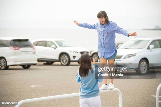 ze spelen net als kinderen - klapwieken stockfoto's en -beelden