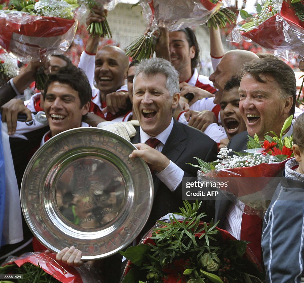 AZ Alkmaar's coach Louis van Gaal (R) an