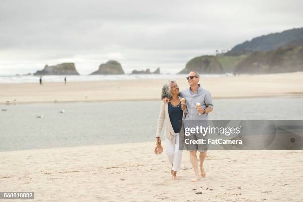 äldre par på en dag på stranden - fat guy on beach bildbanksfoton och bilder