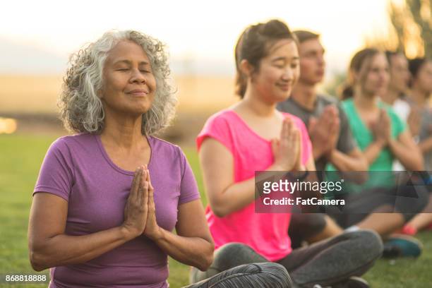 vinden van balans in pensioen - yoga outdoor stockfoto's en -beelden